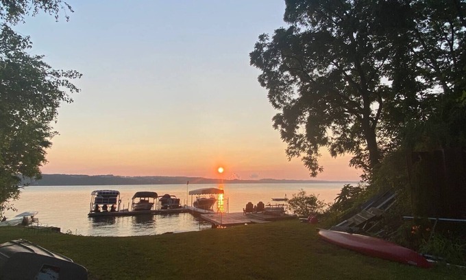 Skaneateles House | East Side 4 Bdrm on Skaneateles Lake, firepit, paddle boards, 5 miles to village
