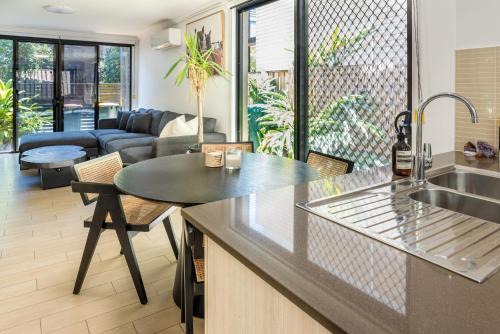 Cannon Hill Apartment | East Village Collective Poolside Urban Ease 15 min to Airport