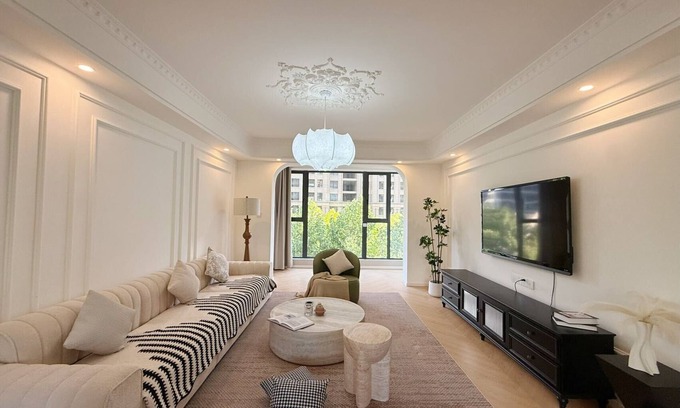 Huangpu Apartment | Eastern Hub - High Quality Spacious Apartment, near the Bund