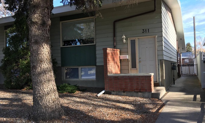 South Lethbridge House | Easy Access Full Duplex - Sleeps 12