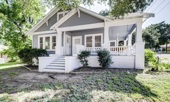 Brenham House | Easy Dtwn Access: Restored 1930s Brenham Retreat