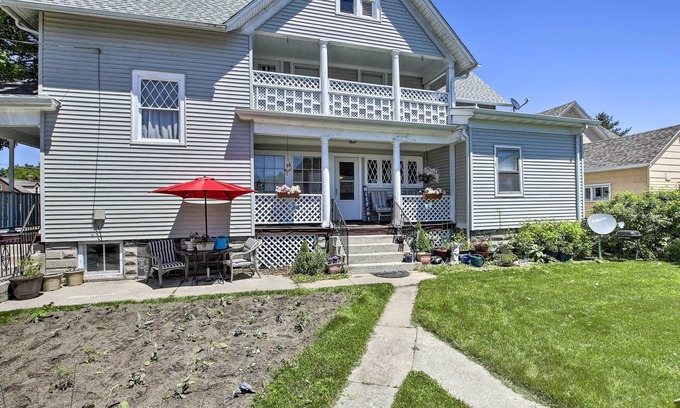 Manitowoc Apartment | Eclectic Manitowoc Vacation Rental Near Marina!