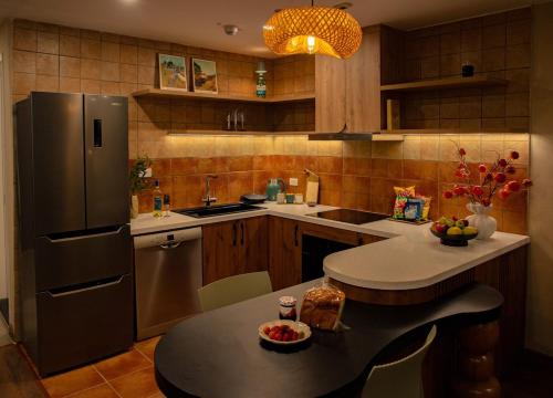 Quang An Apartment | Eclectic & Popart 2 BR Apt with Lake view