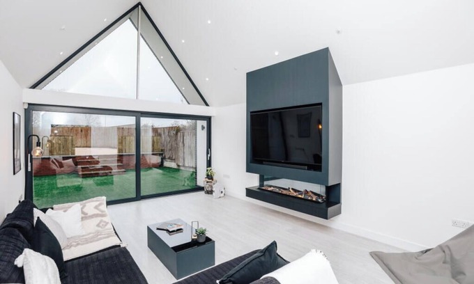 Crowmarsh Gifford House | Eclipse House: A Stylish Retreat with Luxe Interiors & Private Outdoor Space