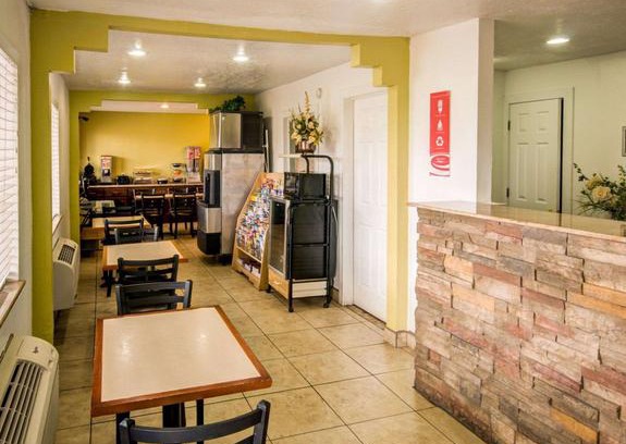 Canyon Acres Hotel | Econo Lodge East