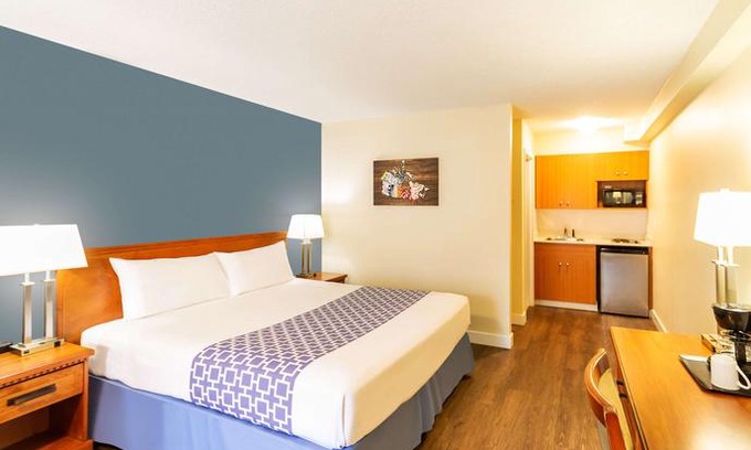 Banff Trail Hotel | Econo Lodge Inn & Suites University