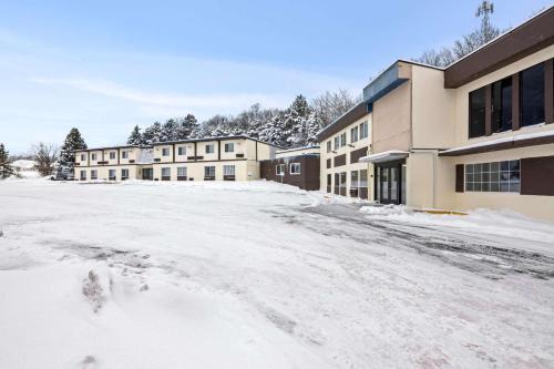 Manistee Cabin | Econo Lodge Manistee