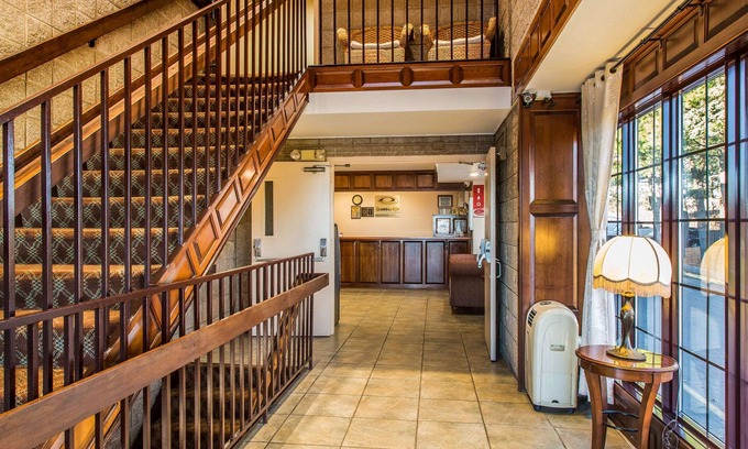 Milldale Hotel | Econo Lodge Milldale - Southington