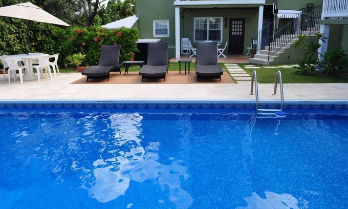 Pembroke Apartment | ED 12 - Pool, king bed, Hamilton Bermuda
