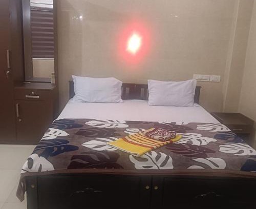 Muvattupuzha Hotel | Edayattu Arcade Golden Tourist Home