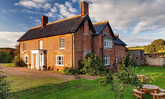 Walsingham Cottage | Edgar Farmhouse - sleeps 20 guests in 8 bedrooms