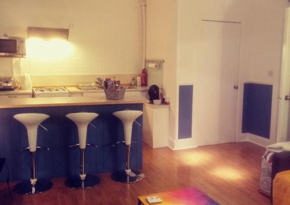Restalrig Apartment | Edinburgh flat sleeps 4, free WiFi & parking