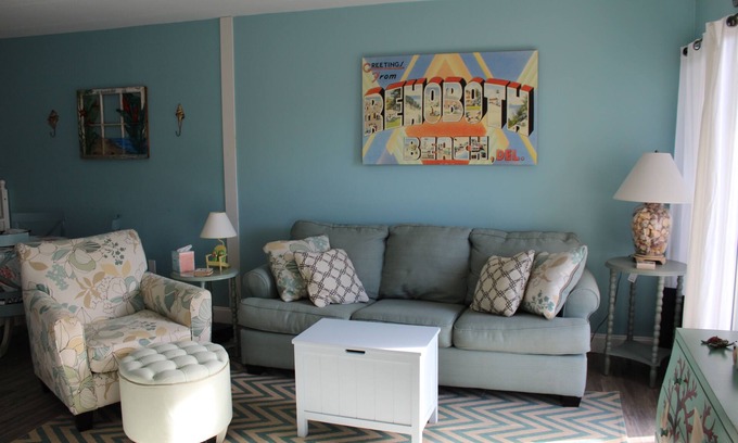 Rehoboth Beach Condo | Efficiency with charming coastal cottage deco