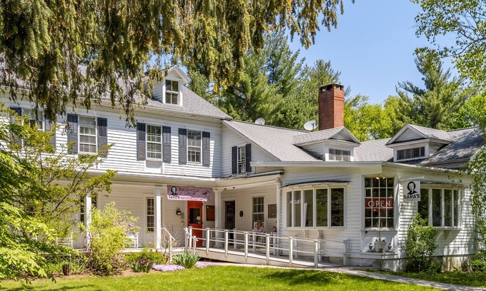 Egremont House | Egremont Village Inn & Robin’s Retreat by AvantStay | Pub/Live Music & Farm!