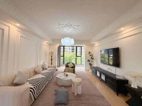 Huangpu Apartment | EHUB - Shanghai Garden High Quality Apartment near the Bund