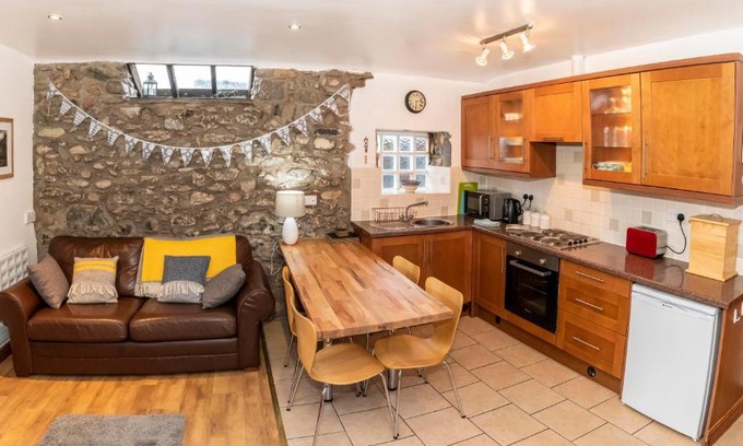 Dinas House | Eithin Bach