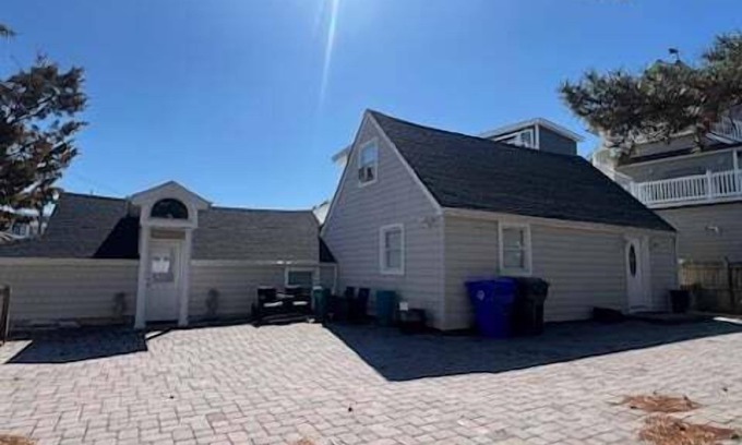 Normandy Beach House | EKUPP116 | Deauville Beach Seashore Cape sleeps 8! 8 Badges - Pets! by Shore Points Vacations