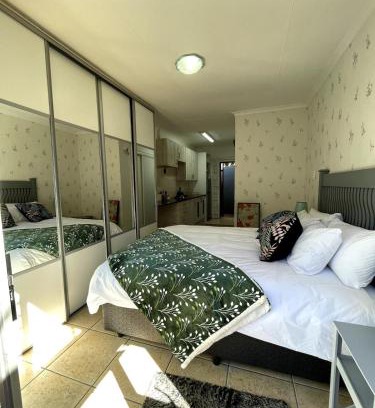 Greater Johannesburg Metropolitan Area Apartment | Elder Grove Cottage