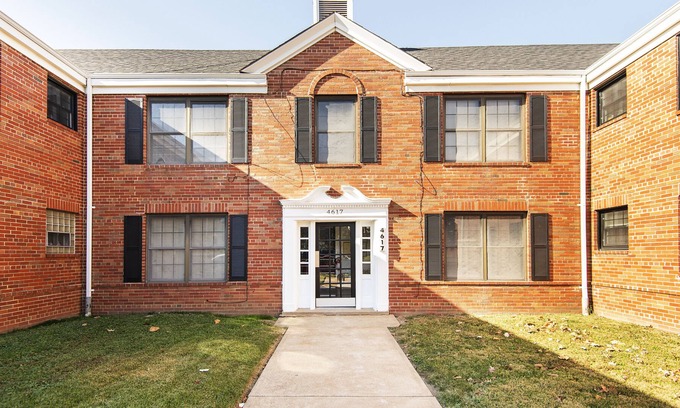 Lindenwood Park Apartment | Elegant 1 Bedroom Apartment with Free Private Parking