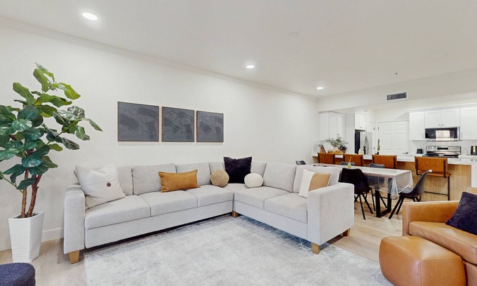 North Scottsdale Condo | Elegant 2nd floor Condo w/balcony & luxury amenities - pool/hot tub/gym