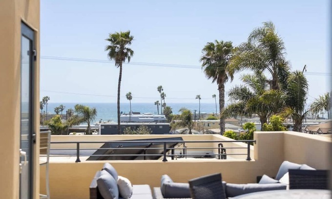 Townsite House | Elegant 3-Level Oceanview Getaway in Oceanside