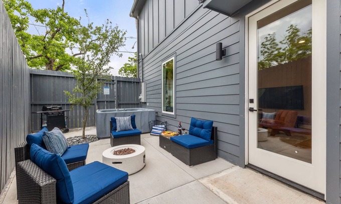 Greater East End House | Elegant 3BR Stay 2.5 Baths Soothing Hot Tub