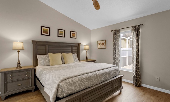 Woodridge House | Elegant 4BR Pool Villa – 10% Off Weekly Stay Just 18 Min to Disney!