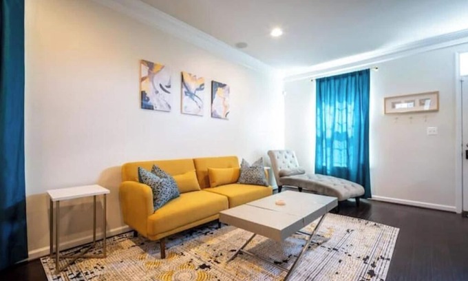 Washington House | Elegant and Stylish Retreat, Free Parking Included