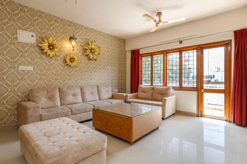 Kalyan Nagar Apartment | Elegant Apartment by JadeCaps Wifi Private balcony