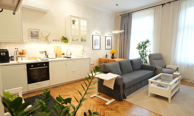 Sibiu Old Town Apartment | Elegant Apartment in the Historic Center, AC, wifi, Netflix, Quiet area