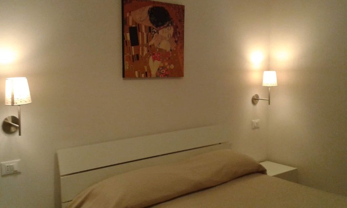 Chiesiola Apartment | Elegant apartment near the sea. Geraniums. (CIS): FG07106032000019789