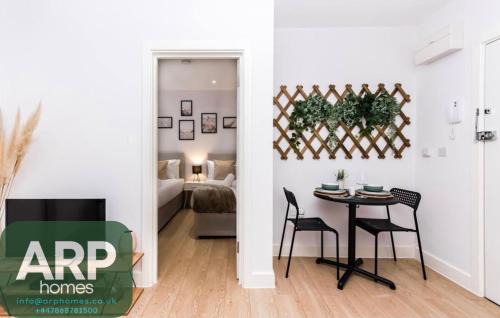 Aylesbury Apartment | Elegant Central, Private Parking, Leisure, Contractor