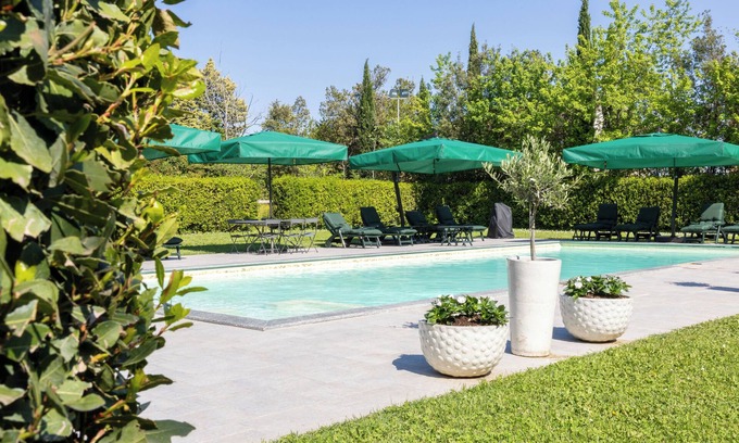 Loro Piceno House | Elegant country house with private pool for families and large groups of friends