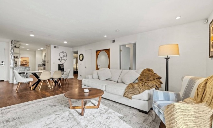 Hollywood Condo | Elegant Hollywood Retreat - Spacious 2BR 2BA Condo with Resort-Style Amenities