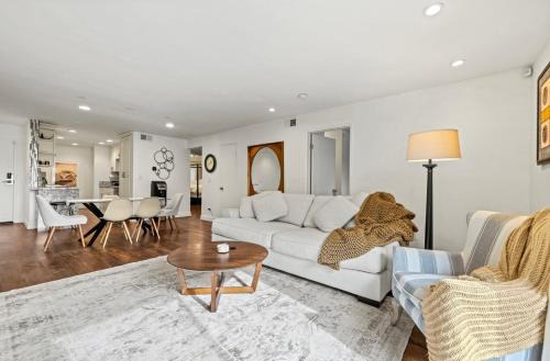 Hollywood Apartment | Elegant Hollywood Retreat - Spacious 2BR 2BA Condo with Resort-Style Amenities