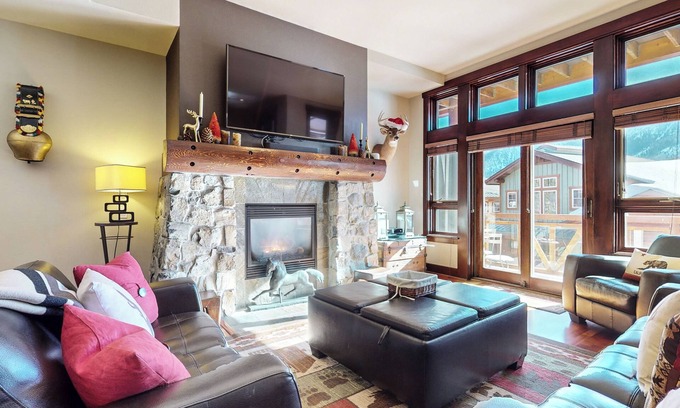 Mammoth Lakes House | Elegant Home, Hot Tub & Garage. Serene Location near Biking & Walking Trails