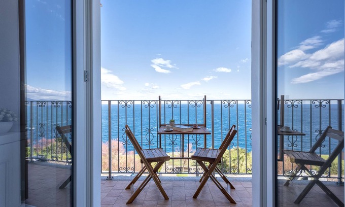 Castelsardo Apartment | ELEGANT IN THE HEART OF THE ANCIENT VILLAGE, BREATHTAKING VIEW OF BAY & SEA