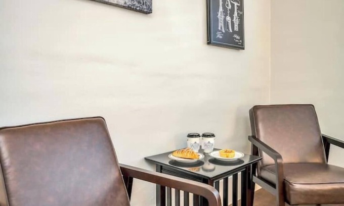 Calistoga Hotel | Elegant King Room, Walk to Best Wineries in Napa Valley