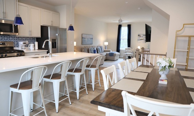 Bayside House | Elegant Luxury Townhome; Resort Community with Pools, Gym & close to Beaches