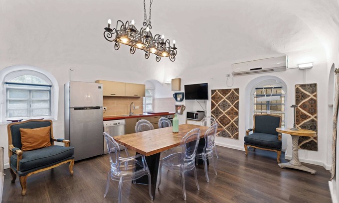 Mahane Israel House | Elegant Mamilla Villa 5BR Rooftop Jacuzzi Steps from Old City