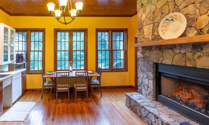 Almond House | Elegant Mountain Retreat