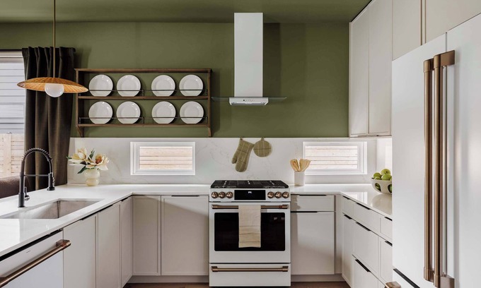 East MLK House | Elegant New Austin Escape | Sauna and Hot Tub