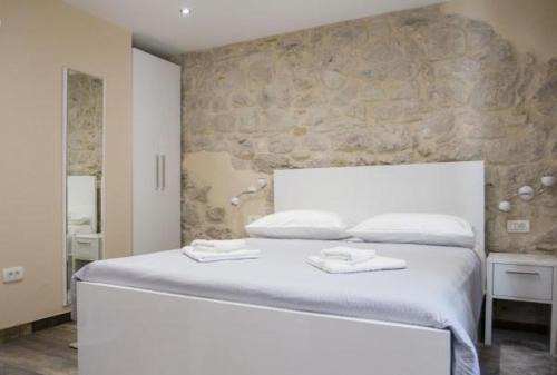 Split House | Elegant Residence Rooms