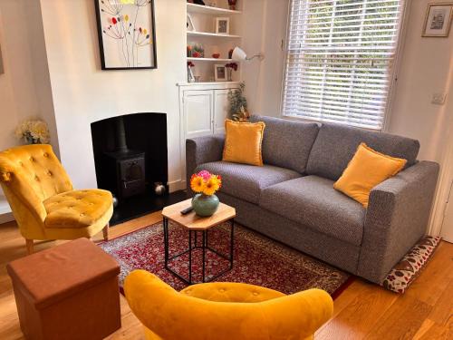 Canterbury House | Elegant Riverside Cottage With Free Parking