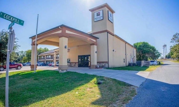 Moulton Hotel | Elegant Room Near Bryan’s Treat With Kitchenette, Free Breakfast And Parking