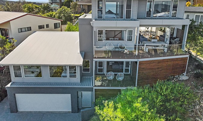 Forresters Beach House | Elegant Sea-facing Home with Fantastic Views