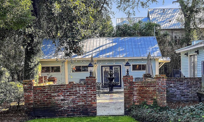 Brunswick Cottage | Elegant Southern Cottage/Downtown Pied-a-Terre near Island Beaches