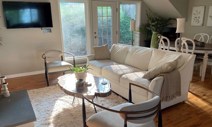 Mandana House | Elegant/Spacious home overlooking the lake