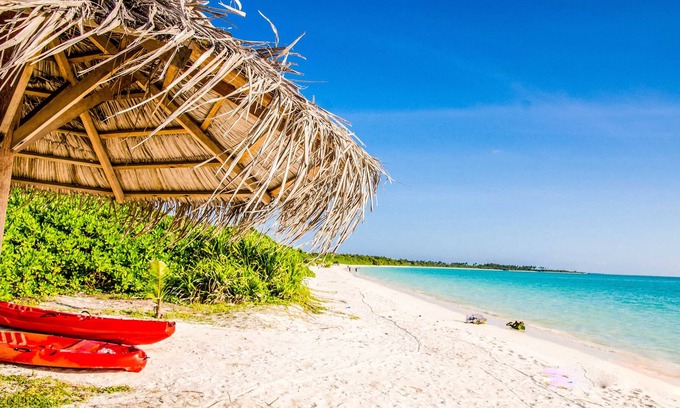 Kelaa House | Elegant suite in the middle of lush natural steps to the beach