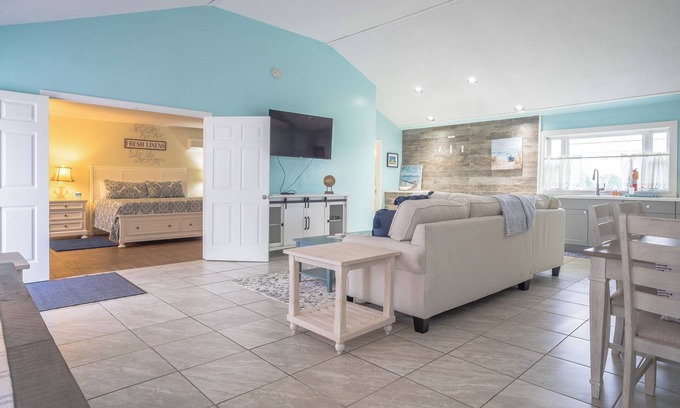 Hancock Apartment | Elegant Suite with Jacuzzi